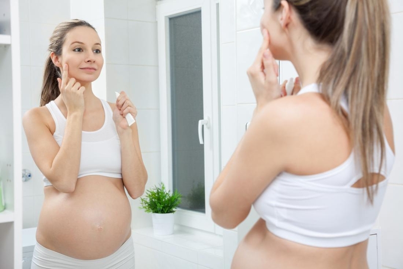 Mẹ bầu cũng cần được chăm sóc làn da một cách cẩn thận để hạn chế các vấn đề mụn, nám.
